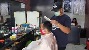 Dan yang paling sering dilakukan pria adalah melakukan potong rambut terutama bagi pria yang senang dengan model rambut pendek rapi dan juga tipis, sudah hampir pasti setiap bulan merapikan potongan rambutnya ke tukang pangkas kesayangan atau langganan mereka. Bersiasat Di Tengah Pandemi Covid 19 Tempat Potong Rambut Ini Terima Jasa Panggilan Keliling Warta Kota
