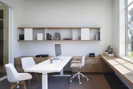 Mixing unexpected details, like an angular light fixture, with elements that are familiar, like a nostalgic shade of pale pink. Simple Office Design Bitem