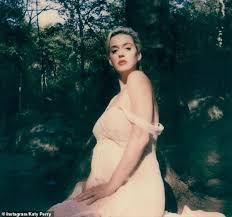Katy, 35, took to instagram on sunday evening to poke fun at the fact that she wasn't glammed up for the 2020 mtv video music awards. Pregnant Katy Perry Displays Her Baby Bump In Pastel Yellow Dress Daily Mail Online