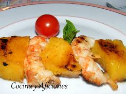Brochetas De Pina Natural Y Gambas A La Plancha Receta Recetas De Comida Brochetas Comida