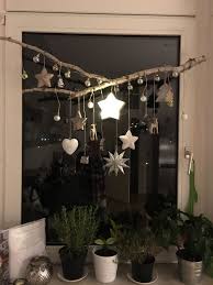 Kreativ Gestalten Schnapp Dir Einen Schonen Birken Ast Und Hang Alles Mogliche Ran Was Dir Gef Weihnachtsdekoration Deko Weihnachten Fenster Deko Weihnachten
