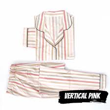 Sementara untuk bawahan, model baju kerja wanita berjilbab ini cocok dipadukan dengan celana kerja yang tak terlalu ketat atau rok span berwarna senada. Piyama Muslimah Baju Tidur Lengan Panjang All Size Motif Garis Vertical Pink Katun Piyama Wanita Shopee Indonesia