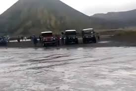 Sebelum berangkat, anda bisa pesan paket wisata bromo lebih dulu, atau mencari rental mobil lebih dulu, agar ketika sampai di bandara, ada. Viral Lautan Pasir Bromo Jadi Sungai Masih Aman Buat Wisata Dengan Kendaraan Pribadi Gridoto Com