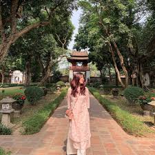 Du khách tham quan và chụp ảnh tại Văn Miếu