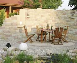 Sichtschutz Aus Weidengeflecht Bild 6 Dieser Idyllische Sitzplatz Ist Von Einer Rustikal Wirkenden Mauer Umg Sichtschutz Garten Gartenmauern Gartengestaltung