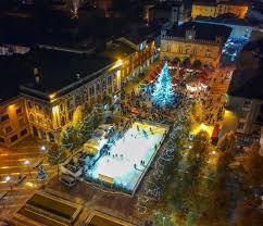 Although it is not overly complex, the core structures of the algorithm are highly flexible, allowing for enough variety to produce continuously surprising results. Fidenza Acceso L Albero Di Natale Foto La Repubblica