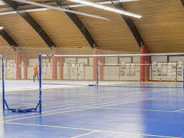 Das netz hat eine höhe von 76cm und teilt das spielfeld in zwei gleich große hälften auf. Die Besonderheiten Des Badminton Spielfelds Eversports Klart Auf
