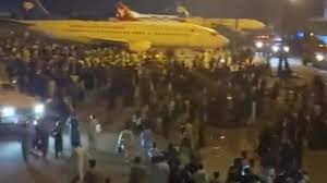 Chaos and panic inside the kabul airport after thousands of people gathered. Wka Hwtxaqeo0m