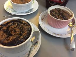 Selain daripada kek milo viral 3 minit yang dibakar dalam microwave,ada lagi satu resepi kek kukus berasaskan milo.kek kukus ini walaupun mengambil sedikit masa tapi jauh lagi sedap daripada versi 3 minit tu kalu ikut tekak kami. Hilmirda Daud Kek Milo 3 Minit