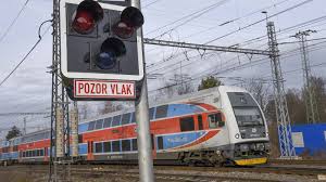 Maybe you would like to learn more about one of these? Srazka Vlaku S Clovekem Provoz Zadni Treban Karlstejn Stoji Cnn Prima News
