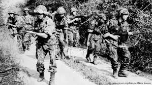 No regime deposto em 1974, nada na lei distinguia já brancos de negros ou de qualquer outra etnia. Guerra Colonial Acelerou Fim Da Ditadura Portuguesa Diz Historiadora 25 De Abril E Independencias Dw 25 04 2014