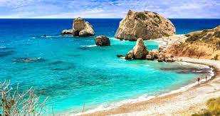 Mandria insulei sunt plajele nisipoase si o mare limpede si curata, in timp ce pentru iubitorii de plimbari are dealurile paphos sau maiestuosii munti troodos, ale caror varfuri se ridica deasupra intregii insule. Vacanta De O Saptamana In Cipru 155 Euro P Zbor Cazare Travelator