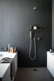 Black And Gray Bathroom Tiles Un Mur Noir Dans Ma Salle De Bains Bathroom Design Black Bathroom Design Trends Black Bathroom