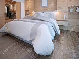 Jeder sollte sich in seinem schlafzimmer wohlfühlen und hier den stress des alltags hinter sich lassen. Idee Der Zeitgenossischen Schlafzimmer Master Schlafzimmer Mit Begehbarem Kleiderschrank Weisse Wande Mit Dekorativen Holzplatten Hartholzboden 3d Ubertragen Lizenzfreie Fotos Bilder Und Stock Fotografie Image 46284455