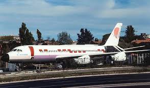 Avião brinquedo 36cm aerobuss super performance. A Incrivel Historia Do Aviao Da Segunda Circular Que Acabou Em Bar De Alterne Lisboa Secreta