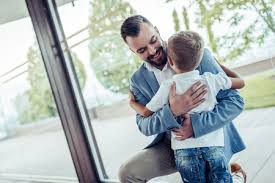 Der vater sollte sich die zeit nehmen, sich dann intensiv mit seínem kind zu beschäftigen. Glucklicher Gutaussehender Mann Mit Kindern Auf Handen Papa Kommt Von Der Arbeit Nach Hause Kleine Charmante Tochter Und Sohn Treffen Ihn Familie Hat Spass Im Park Lizenzfreie Fotos Bilder Und Stock Fotografie