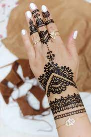 Die paste ist schwarz aber hinterlässt eine dunkelbraune farbe. Henna Tatoo Selbstmachen