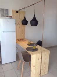 Table Separation Cuisine Salon Facon Bar En Pin Et Luminaire Sur Tube De Cuivre Separation Cuisine Salon Cuisine Studio Idees Pour La Maison