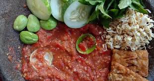 Blender cabe dan bawang yang sudah di goreng tadi, di tambah bawang putih mentah dan minyak baru secukupnya, sy pake food processor. 46 Resep Sambal Mentah Lalap Enak Dan Sederhana Ala Rumahan Cookpad