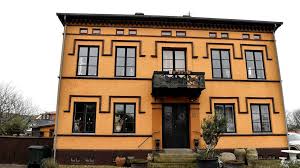 På en vacker sjötomt i skogen ska jon och jennys nuvarande hus rivas för att ge plats åt det storslagna drömhus som jenny ritat själv under sin mammaledighet, något som mer liknar en barnteckning i blyerts enligt gert wingårdh! Crdp1bmdcwmskm