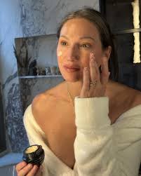 ShiseidoPartner For any last minute gifts this holiday season, trust  @shiseido #FutureSolutionLX Collection to revitalize and restore the skin.  #ShiseidoHoliday