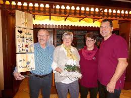 Ein origineller, moderner druck unabhängiger frauen. Jubilar Siegfried Decker Mit Seiner Frau Maria Und Dem Manager Team Susanne Und Arnold Hermann Von Links Foto Schmid Schwarzwalder Bote