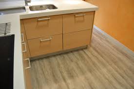 En esta sección encontrarás adhesivos decorativos para cocinas, el vinilo perfecto para dar un toque creativo en tus paredes, muebles o ventanas. Suelo En Cocina Con Vinilo Imitacion En Madera Tecnisuelos