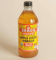 Di sini, cuka apel berfungsi untuk mendetoks kulit kepala secara menyeluruh. Personal Review Sari Cuka Apel Bragg Apple Cider Vinegar Gusti Gina