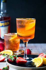 Italian Aperol Spritz Cocktail A Delicious 3 Ingredient Cocktail That S Perfect For Summer Serve With Orange Slices A Aperol Spritz Aperol Italian Cocktails