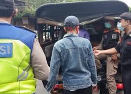 Selain kondisinya memang menggangu ketertiban, para pedagang juga mengabaikan protokol kesehatan. Satpol Pp Surabaya Today