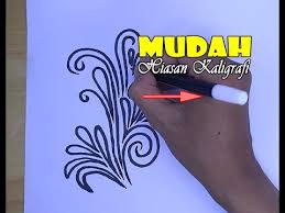 Tulisan tersebut selalu menjadi hiasan seni rupa yang berikut ini saya akan berbagi cara membuat ornamen / hiasan pinggir dengan cara manual (tulis tangan) maupun dengan corel draw. Hiasan Kaligrafi Yang Mudah Dan Simple Ideku Unik