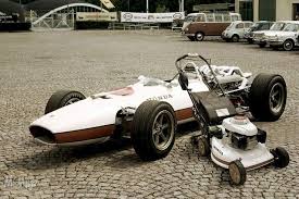 This Lawn Mower Wears A Honda Racing Throwback Livery Honda Lawn Livery Mower Racing