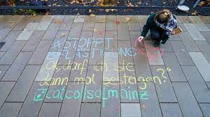 Feb 09, 2017 · catcalling is a term referring to when a man whistles, yells, screams, or sexually makes inappropriate comments to women. Sexuelle Belastigung Auf Der Strasse Frauen In Mainz Kreiden Catcalls An