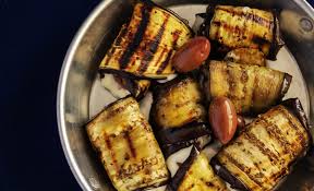 Parmigiana di melanzane conosciuta anche come melanzane alla parmigiana è un piatto unico ricco si tratta di melanzane fritte poi assemblate in strati in teglia con pomodoro, formaggi, basilico e infine. Come Cucinare Le Melanzane Per Un Contorno Veloce Leggero E Delizioso Proiezioni Di Borsa