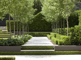 In This Contemporary Formal Garden Shaded By Pear Trees Simplicity And Restraint Is Used In Equal Quantit Modern Garden Garden Landscape Design Garden Layout
