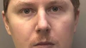 Pedófilo usou pau de selfie para filmar mãe e filha tomando banho