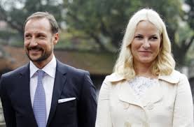 Check spelling or type a new query. Mette Marit Und Haakon Von Norwegen Nackenschonendes Programm In Vietnam Panorama Schwarzwalder Bote