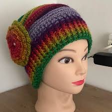 Haakpatroon muts-met-lussen. Patroon uitgewerkt en is voor €1,50 te koop,  de opbrengst wordt gebruikt om nieuw materiaal te kopen om nieuwe mutsen en  handwarmers te haken. (Alle 3 mutsen zijn verkocht)