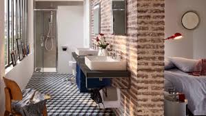 Une salle de bains au format couloir avec une double vasque et une douche. 5 Conseils Pour Amenager Une Salle De Bains En Longueur M6 Deco Fr