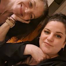 Janelle Knapp's Instagram, Twitter & Facebook