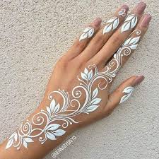 Amazing Flower Pattern White Henna Design For Hand Mehndidesign Henna Hennadesign Hennatattoo Henna Tattoo Designs White Henna Designs Henna Tattoo Hand
