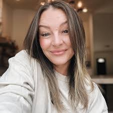 Eileen Crossley's Instagram, Twitter & Facebook