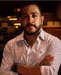 ACTOR MEXICANO ES CRITICADO POR USAR TENIS PIRATAS Y SE DEFIENDE "PREFIERO  TENER A MIS HIJOS BIEN COMIDOS" * Usted, qué opina? Luis Fernando Peña se  defiende de críticas por comprar tenis