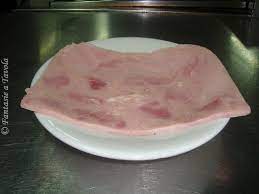 Il prosciutto cotto è fondamentalmente una coscia di suino, quindi la materia prima è la stessa del prosciutto crudo. Prosciutto Cotto Alla Griglia Ricetta Facile Di Fantasie A Tavola