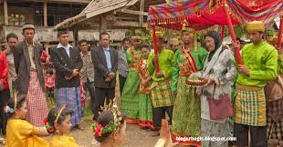 Falsafah ialah pandangan hidup, dan sikap batin yang paling dasar yang dimiliki oleh orang atau kelompok masyarakat. Adat Istiadat Suku Bugis Ade Siri Na Pesse Blogger Bugis