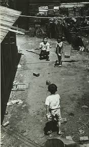 戦後まもない1947年 昭和22年 路地裏で楽しそうに野球をする母子です 写真 古写真 歴史的な写真