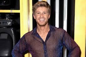 THE GENTLEMAN TOUCH: ROBERT IRWIN’S CLASSIC GESTURE TO A DWTS CO-STAR