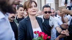 Sıfatlardan hoşlanmayan, sıfatsız bir şekilde, gergedanlaşmadan insan kalmaya çalışan biri. Canan Kaftancioglu Cezanin Onumu Actigini Soyleme Utanmazligina Sahipler