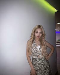 Both have dyed their hair blonde. Kard Argentina Auf Twitter Instagram 191010 Actualizacion De Somin En Su Cuenta De Instagram Somin Jeon0822 Somin Kard Kard Dumblitty Https T Co G0k7yoidcs