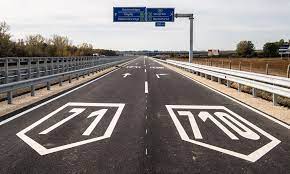 A helyszíni szemle és a műszaki mentés ideje alatt az autópálya érintett szakaszán teljes útlezárás van érvényben, a baleset miatt közel öt kilométer torlódásra lehet számítani. Mostantol Gyorsabb Lesz Eljutni A Balaton Eszaki Partjara Az Online Ferfimagazin